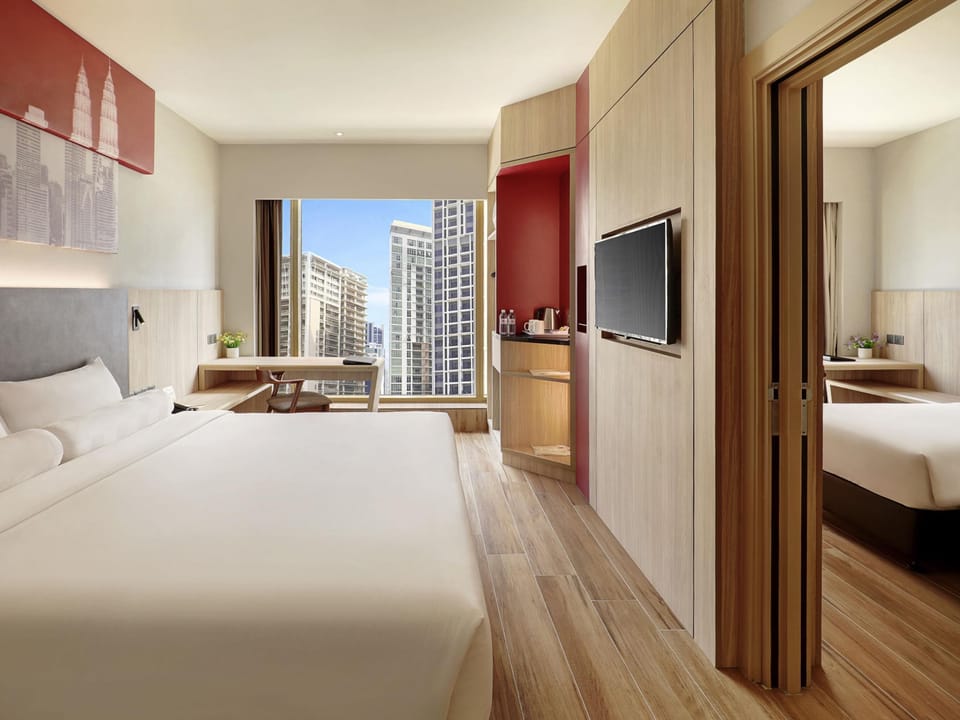 Standard Room, 1 Queen Bed, High Floor | Hypo-allergenic bedding, minibar, in-room safe, desk