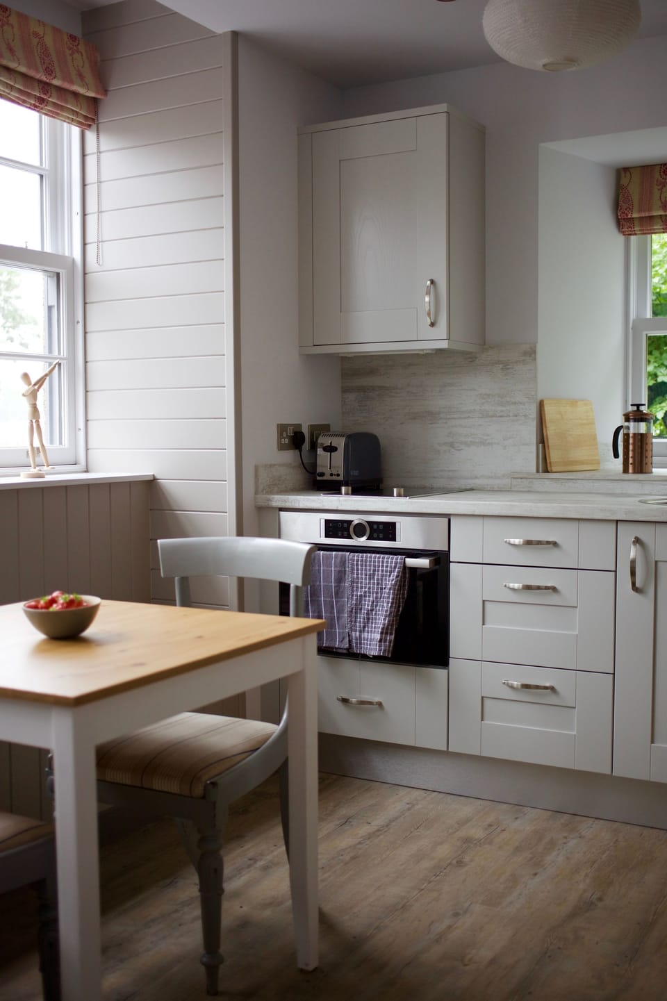 2 Bedroom Lodge (Abercrombie) | Private kitchen | Coffee/tea maker, microwave, electric kettle, cookware/dishes/utensils