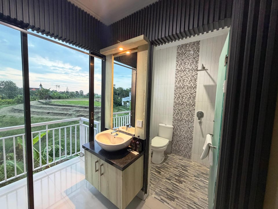 Shower, free toiletries, towels