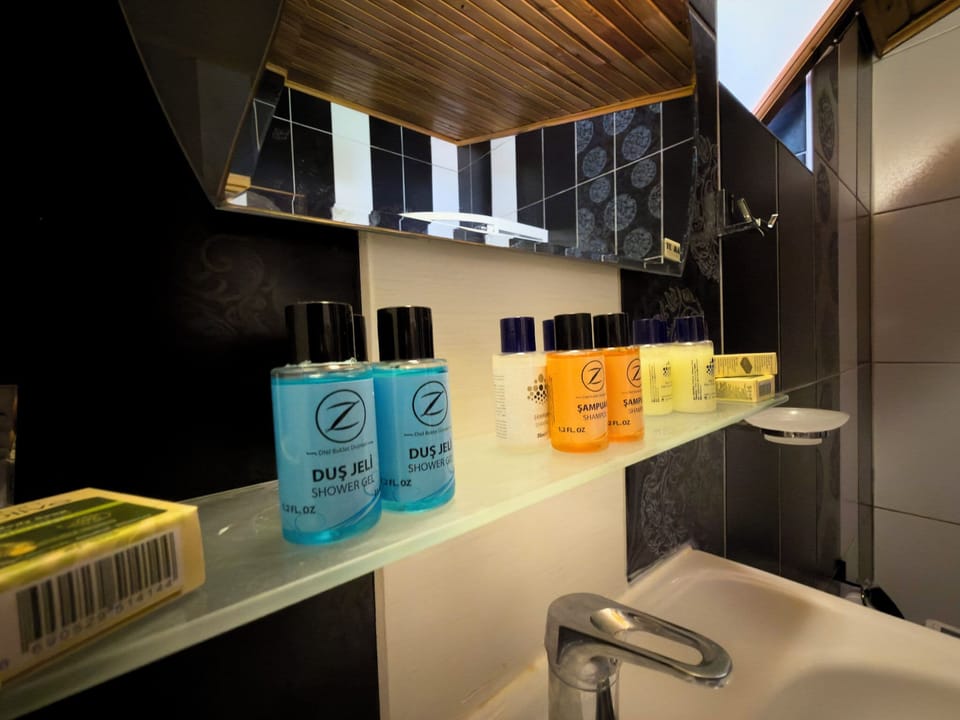 Deluxe Aile Bungalow | Bathroom | Shower, rainfall showerhead, hair dryer, slippers