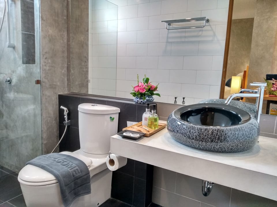 Deluxe Double Room, 1 King Bed, Balcony, Mountain View | Bathroom | Shower, free toiletries, towels