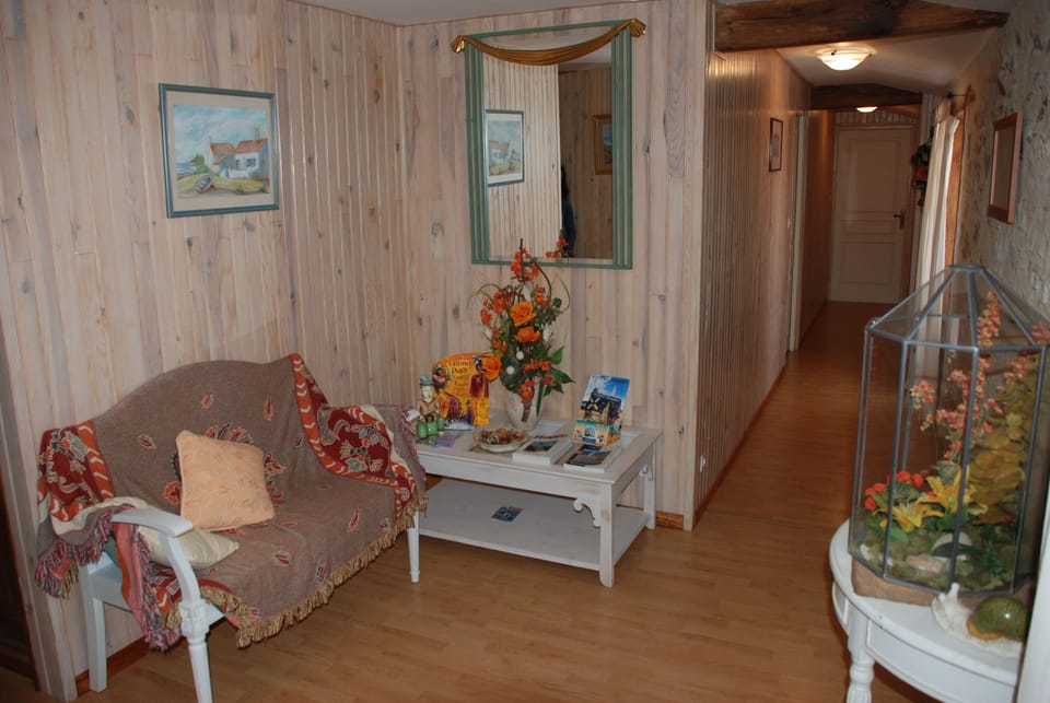 Double Room | 2 bedrooms, individually decorated, individually furnished, desk