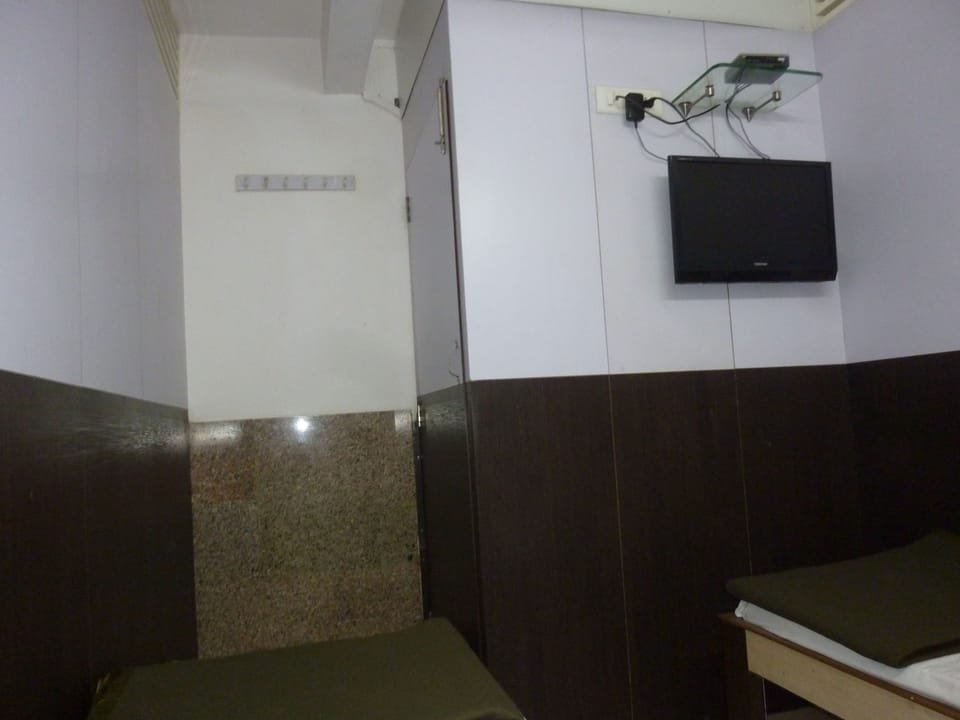 Standard Double Room, 1 Double Bed, Shared Bathroom | Free WiFi, bed sheets