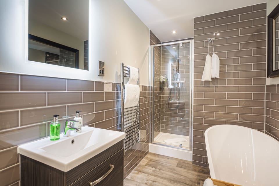 Deluxe Studio Suite | Bathroom | Free toiletries, hair dryer, bathrobes, slippers