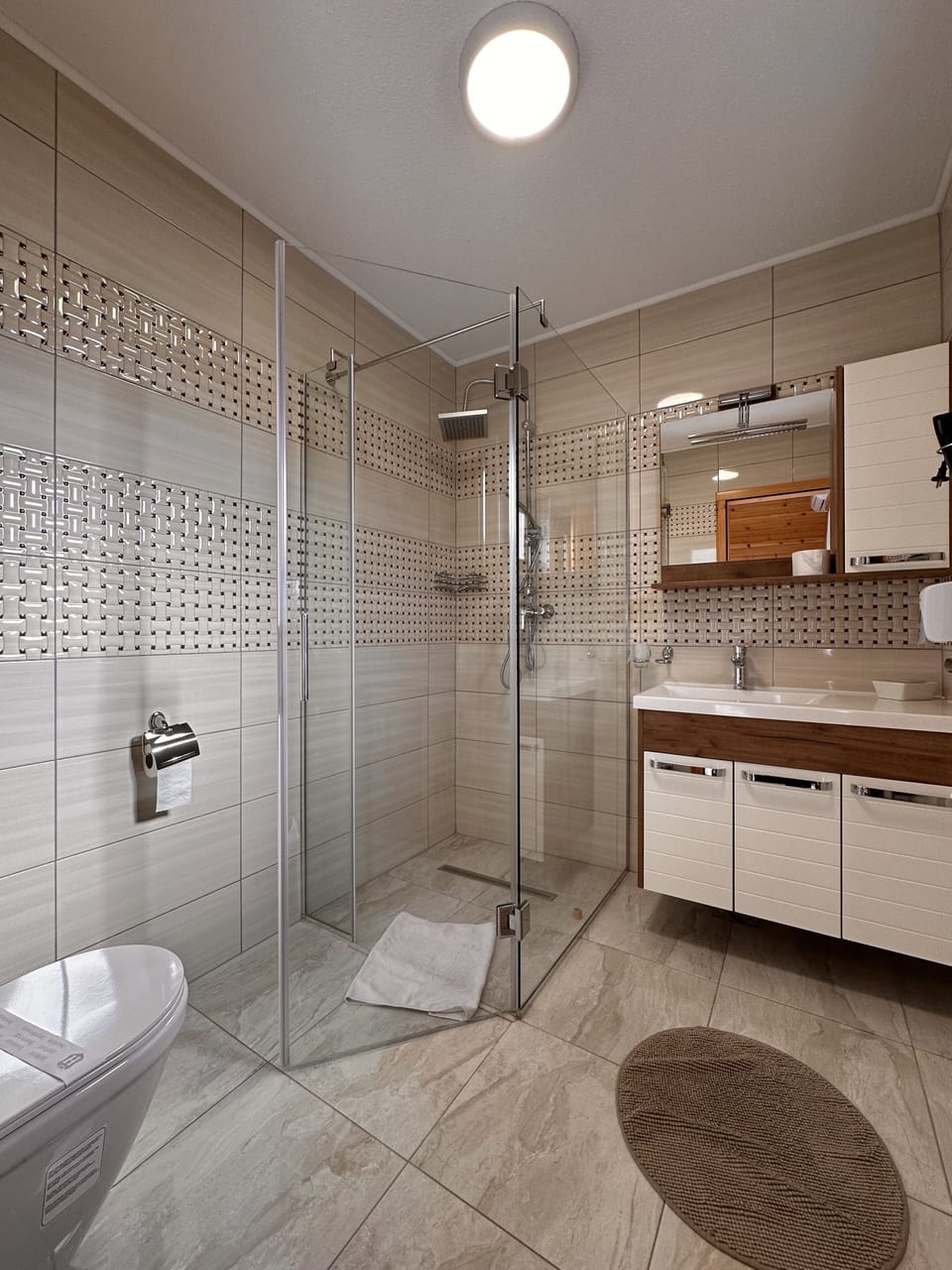 Traditional Double Room, 1 Queen Bed, Garden View 4.5 | Bathroom | Shower, free toiletries, hair dryer, towels