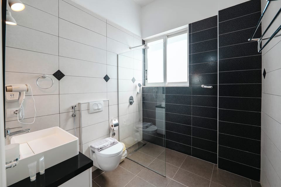 Deluxe Suite with Sea view | Bathroom | Shower, deep soaking tub, free toiletries, hair dryer