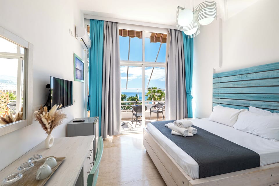 Junior Suite with Sea View | Desk, iron/ironing board, free WiFi, bed sheets