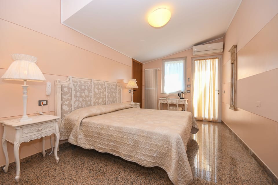 Classic Quadruple Room, Ensuite | In-room safe, desk, free WiFi, bed sheets