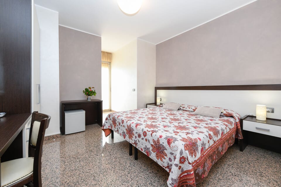 Standard Double or Twin Room, Ensuite | In-room safe, desk, WiFi (free)
