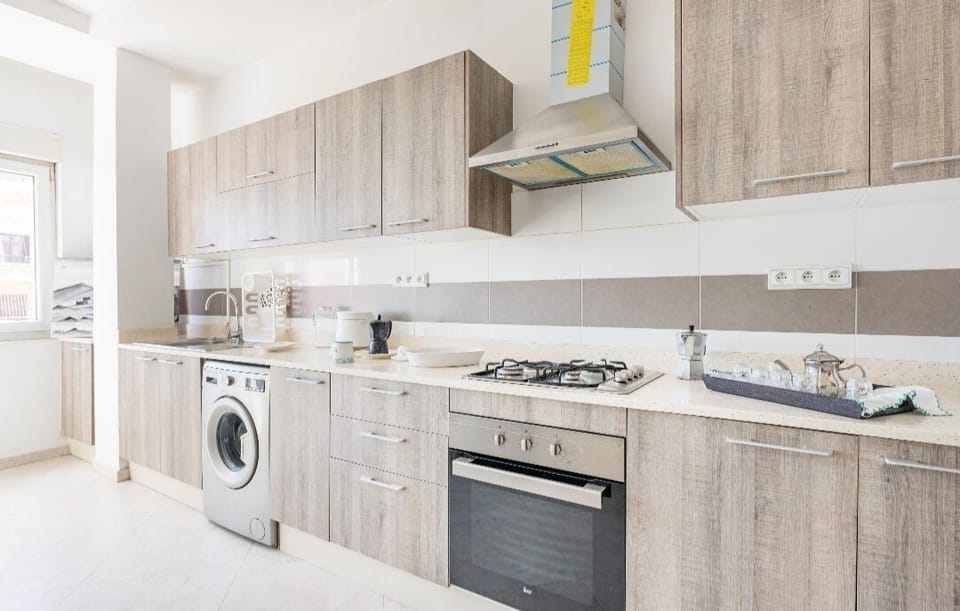 Full-size fridge, microwave, oven, electric kettle