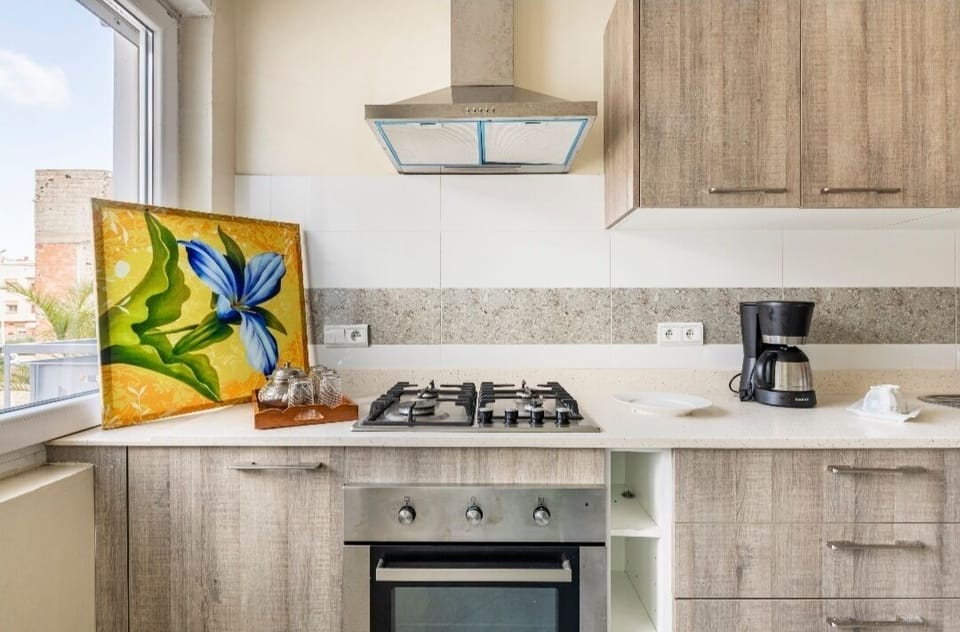 Comfort Apartment, 3 Bedrooms | Private kitchen | Fridge, microwave, oven, stovetop