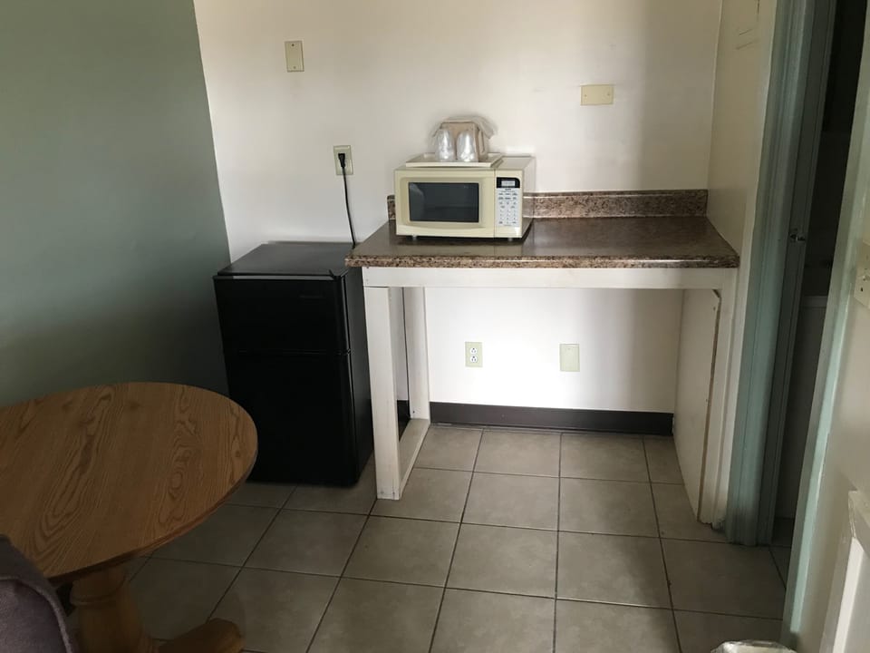 Standard Room, 1 King Bed, Non Smoking | Room amenity