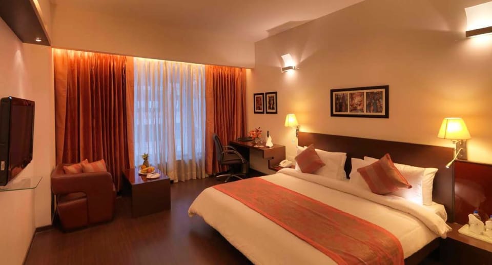 Deluxe Room, Smoking | Premium bedding, minibar, in-room safe, desk
