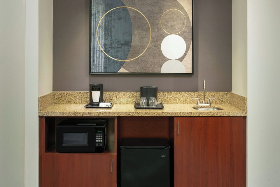 Suite, 1 Bedroom | Bar (on property)