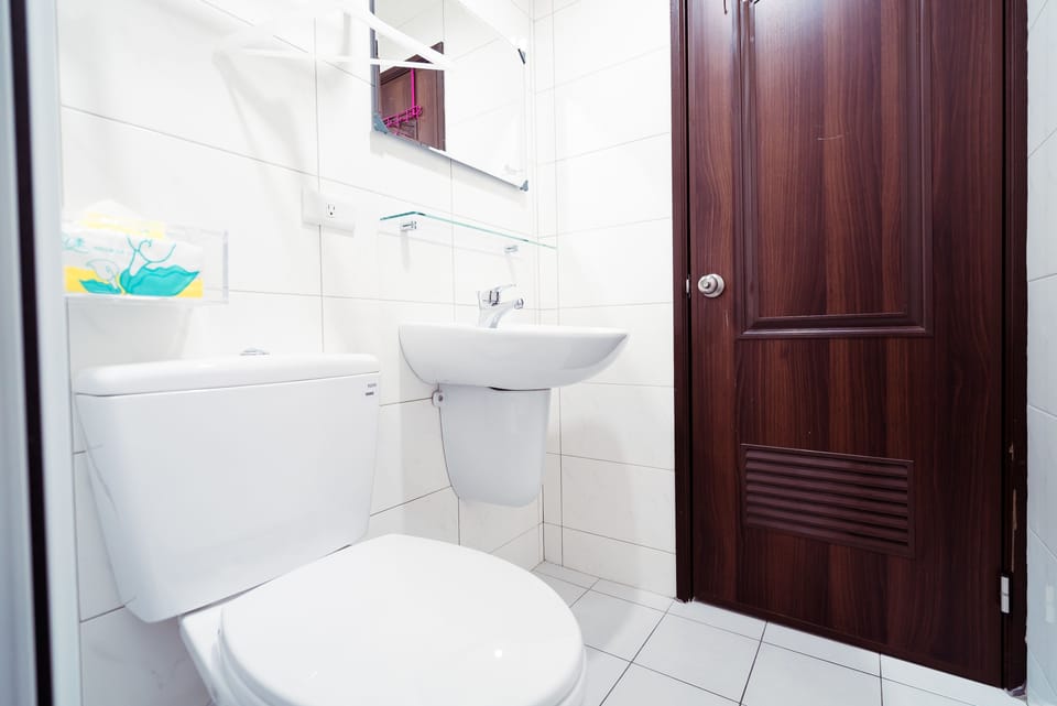 Quadruple Room | Bathroom | Shower, free toiletries, hair dryer, slippers