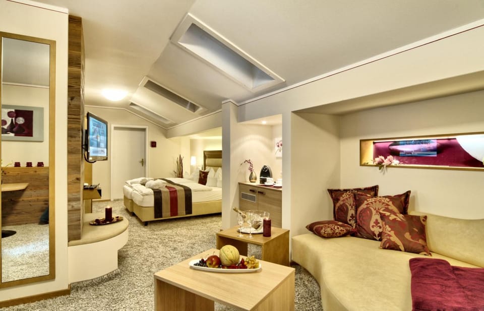 Superior Suite | Hypo-allergenic bedding, minibar, in-room safe, desk