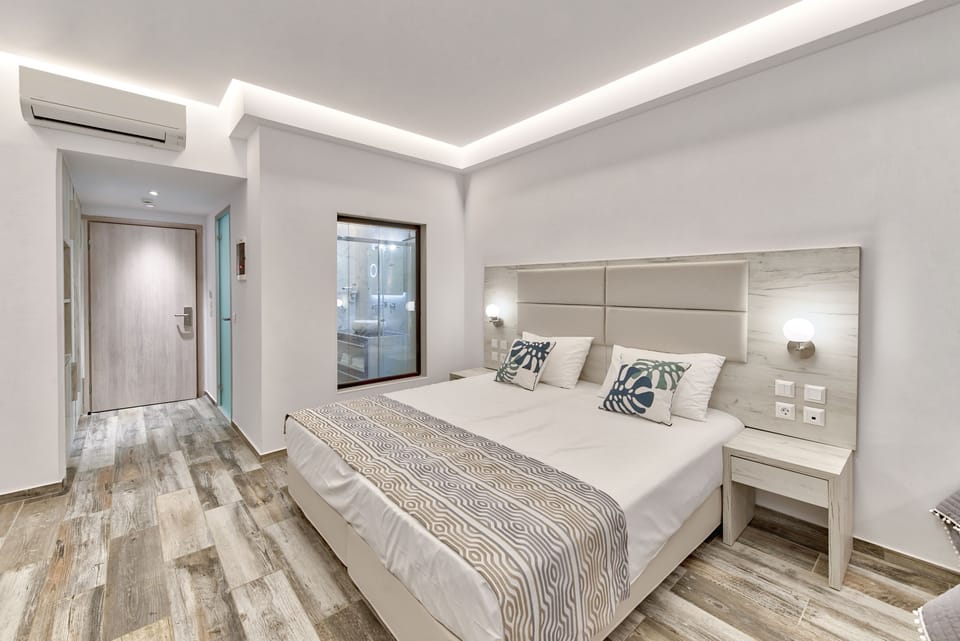 Minibar, desk, free WiFi, bed sheets
