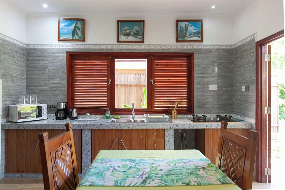 Deluxe Apartment, 1 Queen Bed | Private kitchen | Dining table