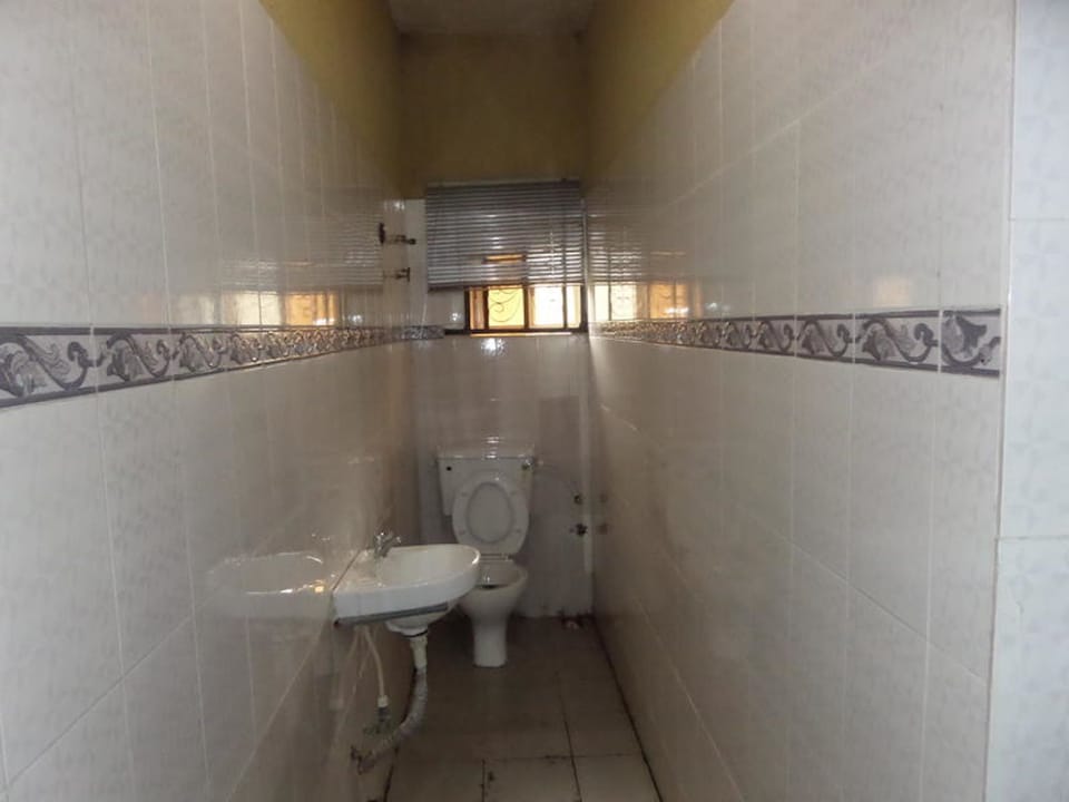 Deluxe Room | Bathroom | Shower, rainfall showerhead, free toiletries, towels