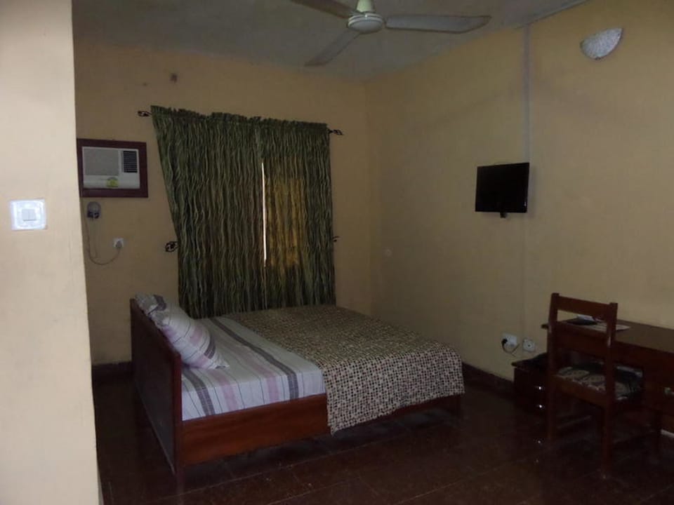 Executive Room | Desk, laptop workspace, bed sheets