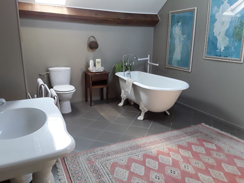 Comfort Duplex, 1 Bedroom, Private Bathroom | Bathroom | Bathtub, free toiletries, hair dryer, towels