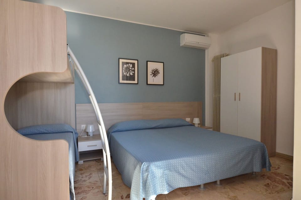 Quadruple Room | In-room safe, blackout drapes, cribs/infant beds, free WiFi