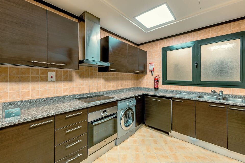 Executive Suite Three Bedroom | Private kitchen | Electric kettle, eco-friendly cleaning products