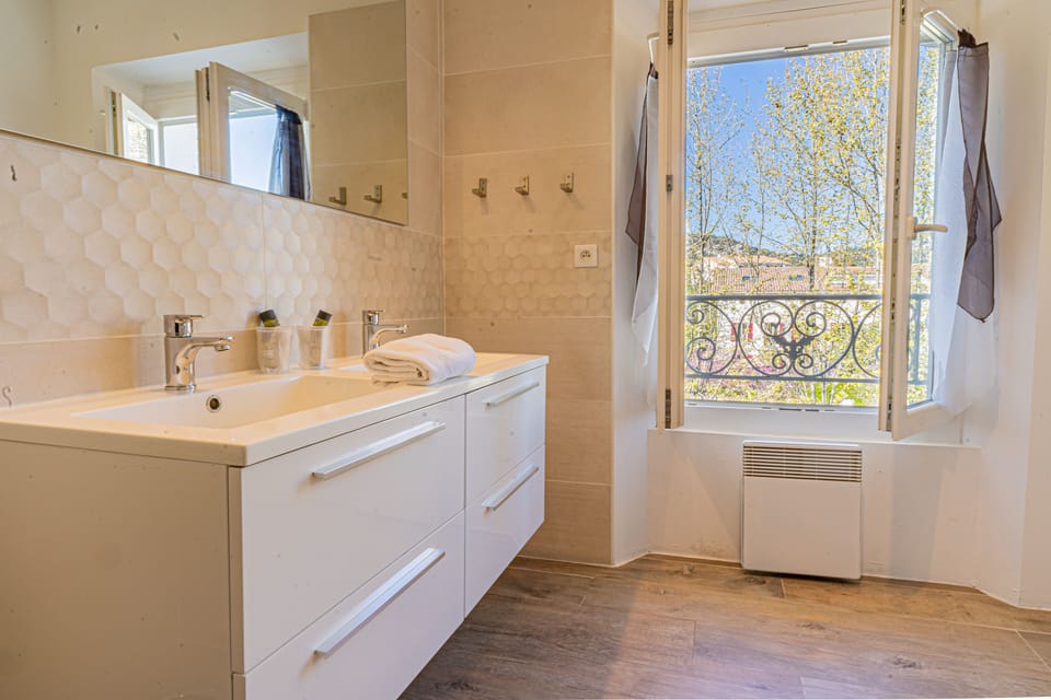 Family Room (Camelia) | Bathroom | Shower, free toiletries, hair dryer, towels