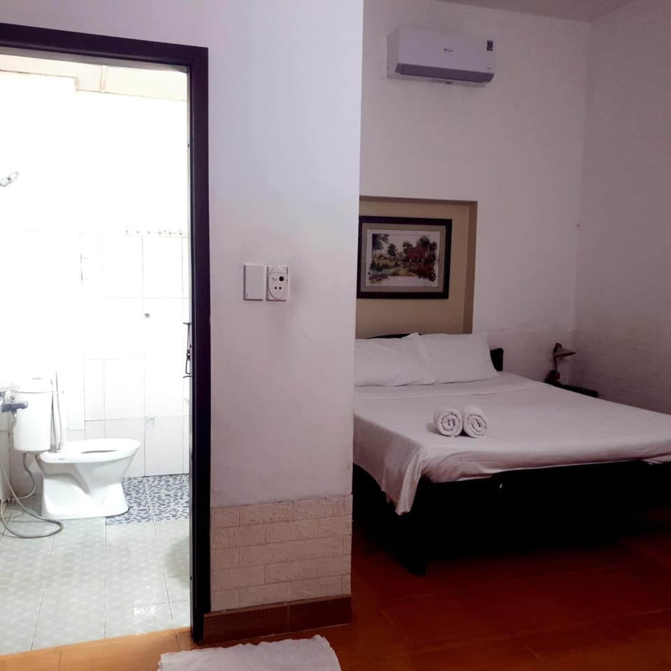 Economy Double Room | Bathroom | Shower, hydromassage showerhead, free toiletries, hair dryer