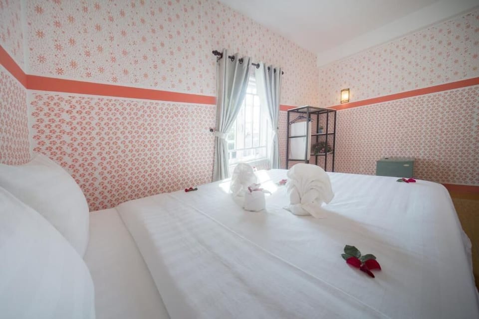 Blackout drapes, soundproofing, free WiFi, bed sheets