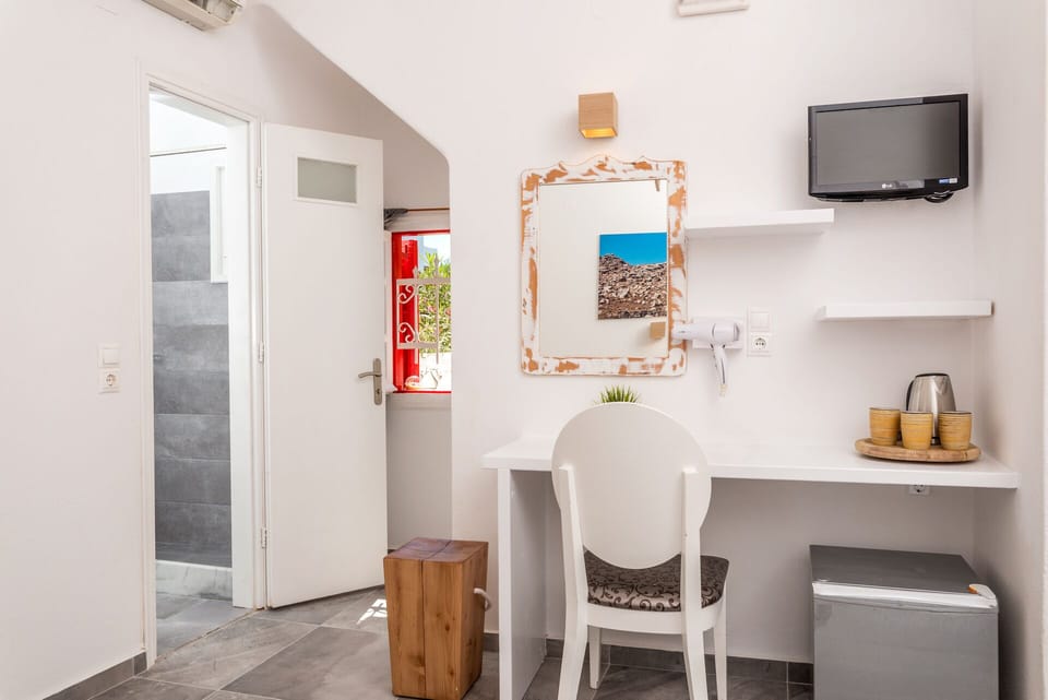 Classic Triple Room | In-room safe, iron/ironing board, free WiFi, bed sheets