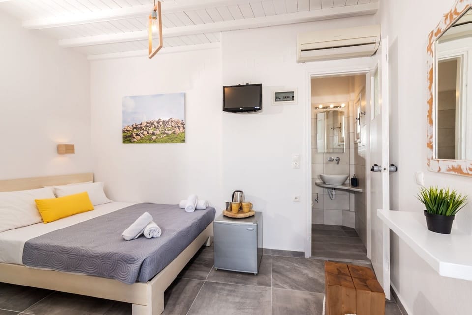 Double Room, Sea View | In-room safe, iron/ironing board, free WiFi, bed sheets