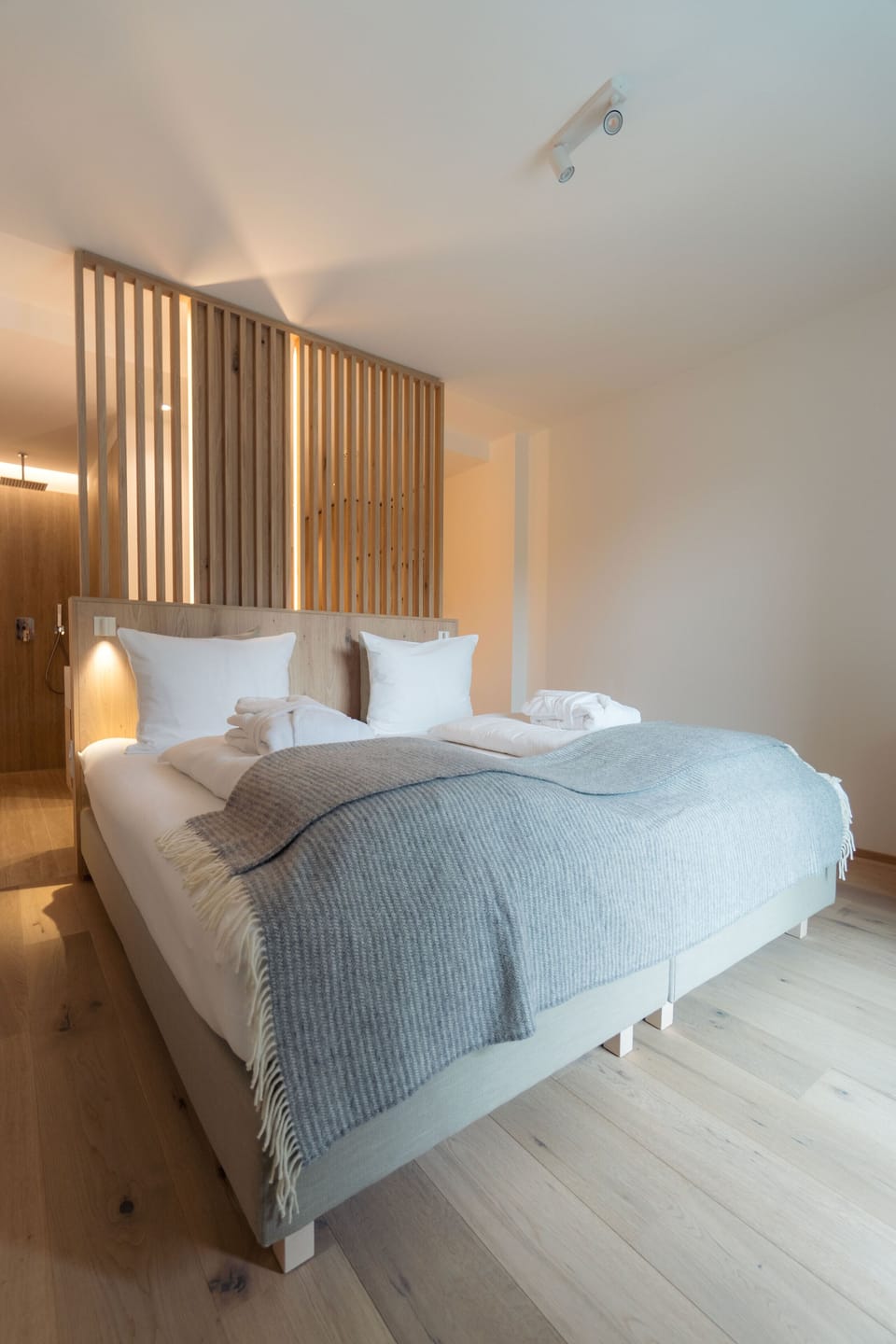 Basic Double Room, 1 King Bed | Living area | Flat-screen TV