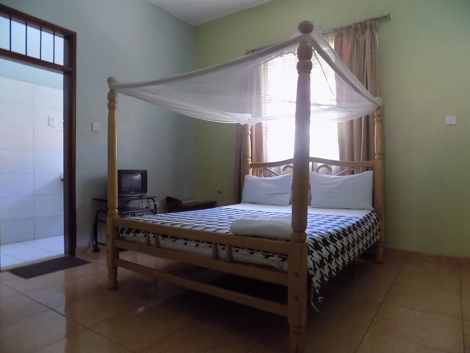 Standard Double Room | Desk, free WiFi, bed sheets