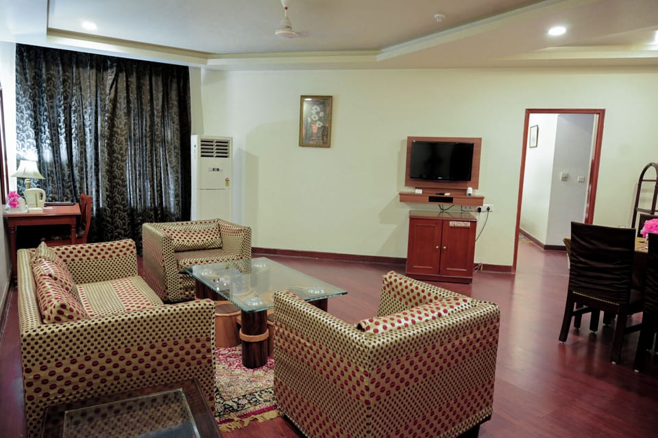 Luxury Studio Suite | Living room | Flat-screen TV, fireplace
