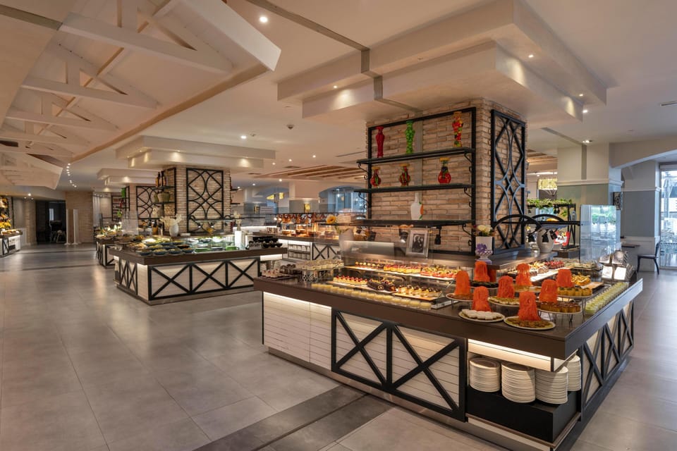 4 restaurants; breakfast, lunch, and dinner served