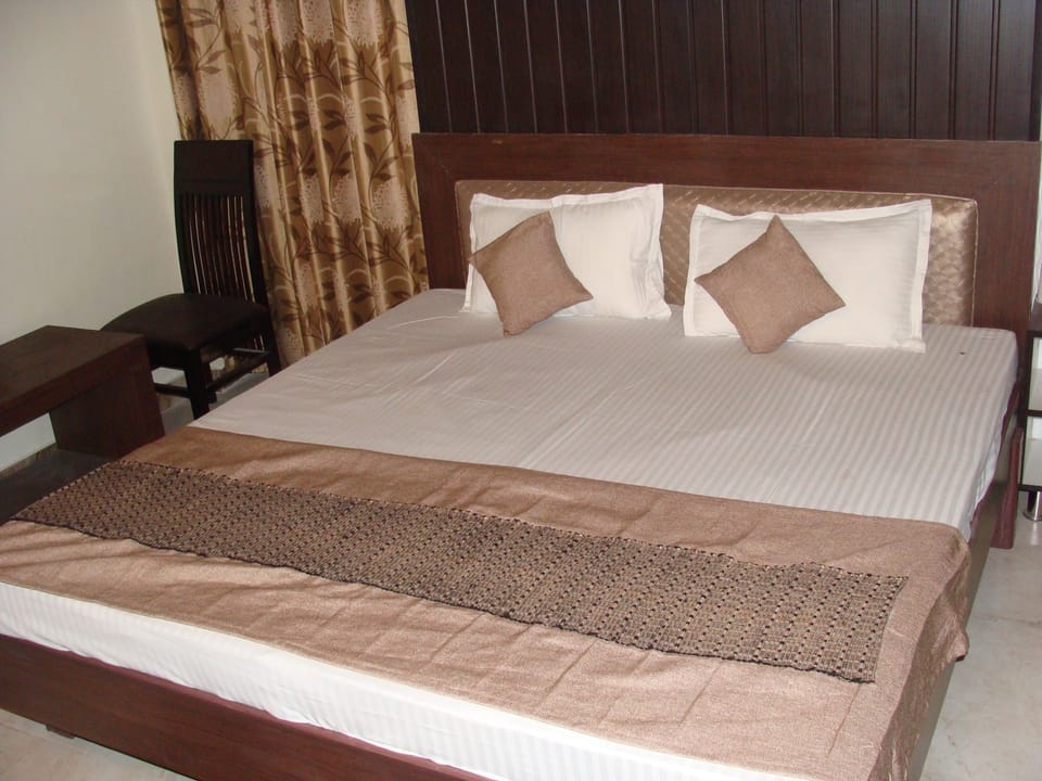 Executive Room, 1 Queen Bed | Blackout drapes, soundproofing, rollaway beds, free WiFi