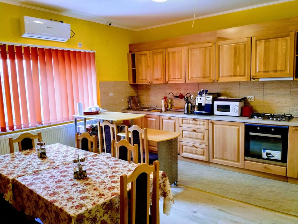 Full-size fridge, microwave, oven, stovetop