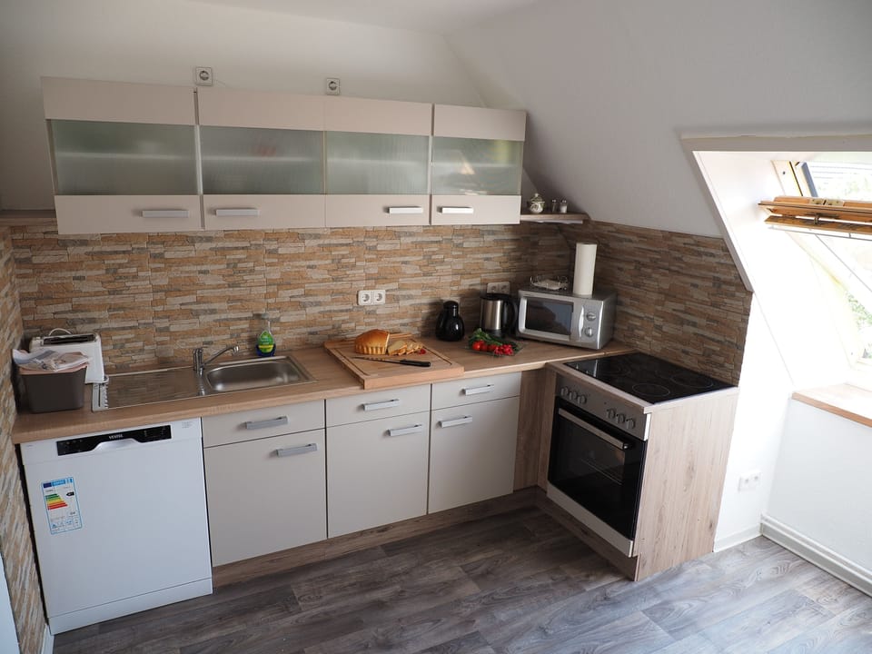 Basic Condo, 5 Bedrooms, Non Smoking, Garden View | Private kitchen | Full-size fridge, microwave, oven, stovetop
