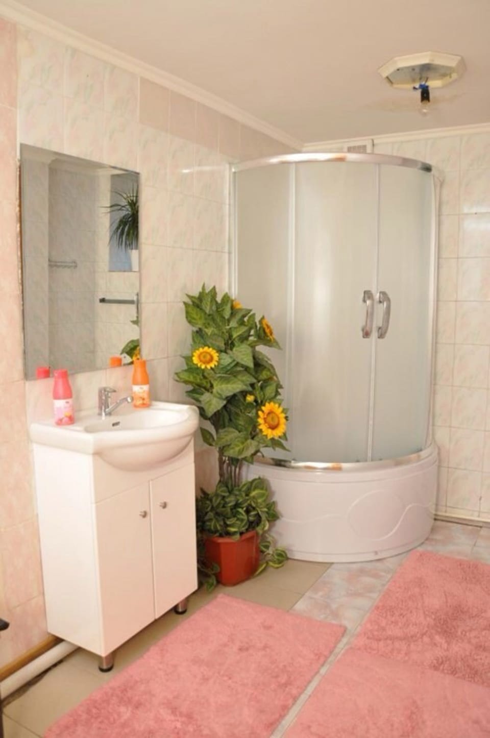 Comfort Shared Dormitory, Mixed Dorm | Bathroom | Shower, hair dryer, towels