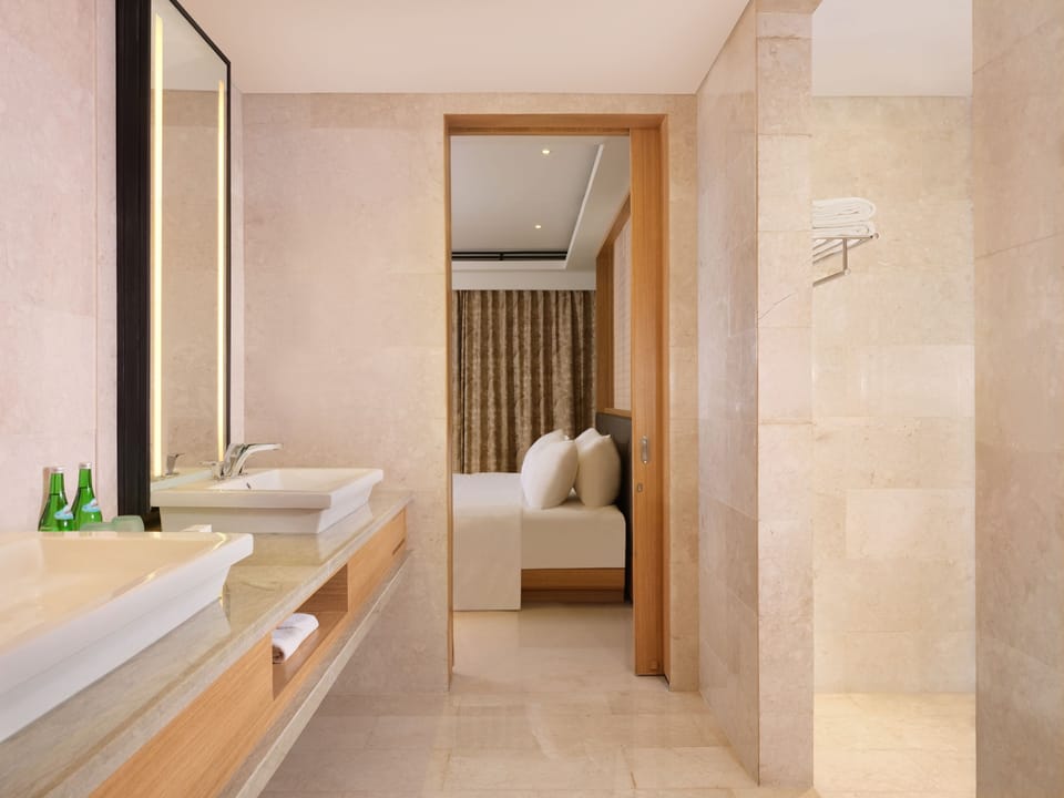 Suite | Bathroom | Shower, free toiletries, towels