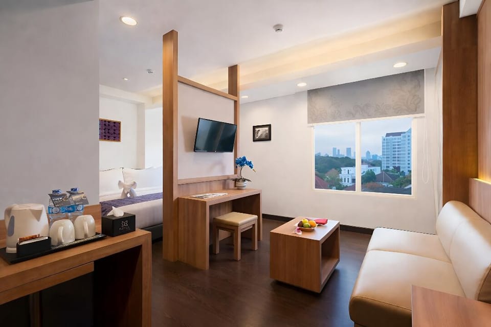 Suite, 1 King Bed, City View | Desk, laptop workspace, soundproofing, iron/ironing board