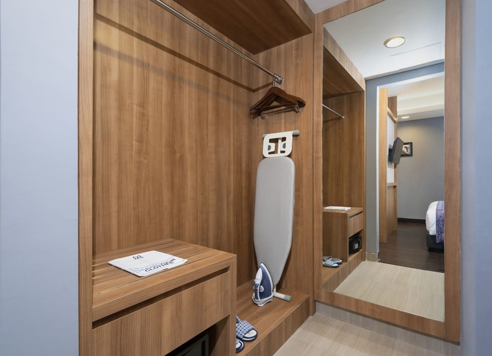 Suite, 1 King Bed, City View | Room amenity