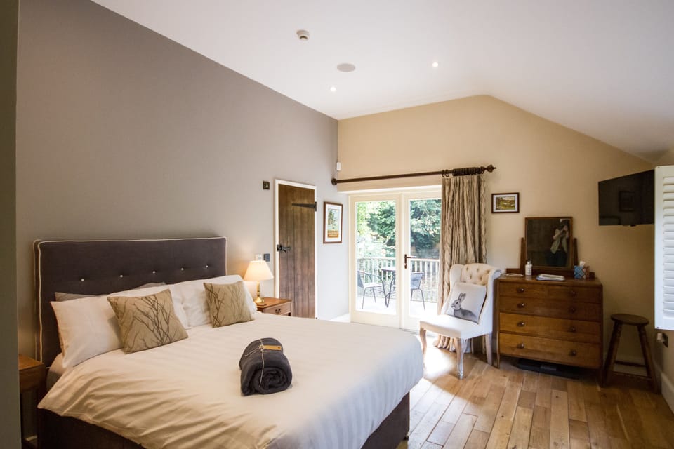 Deluxe Double Room, 1 King Bed, Balcony (Dogs Allowed) | Premium bedding, iron/ironing board, free WiFi, bed sheets