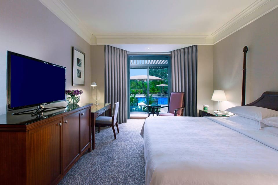 Club Room, 1 King Bed, Poolside | Pool | Outdoor pool, open 8:00 AM to 7:00 PM, pool umbrellas, sun loungers