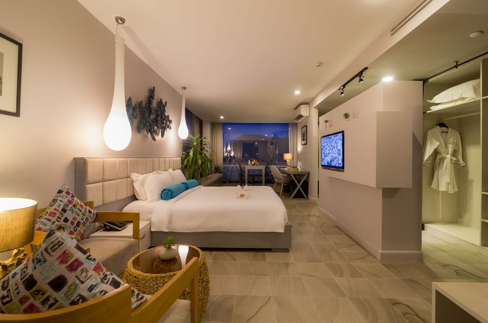 Executive Suite, City View | Minibar, in-room safe, desk, iron/ironing board