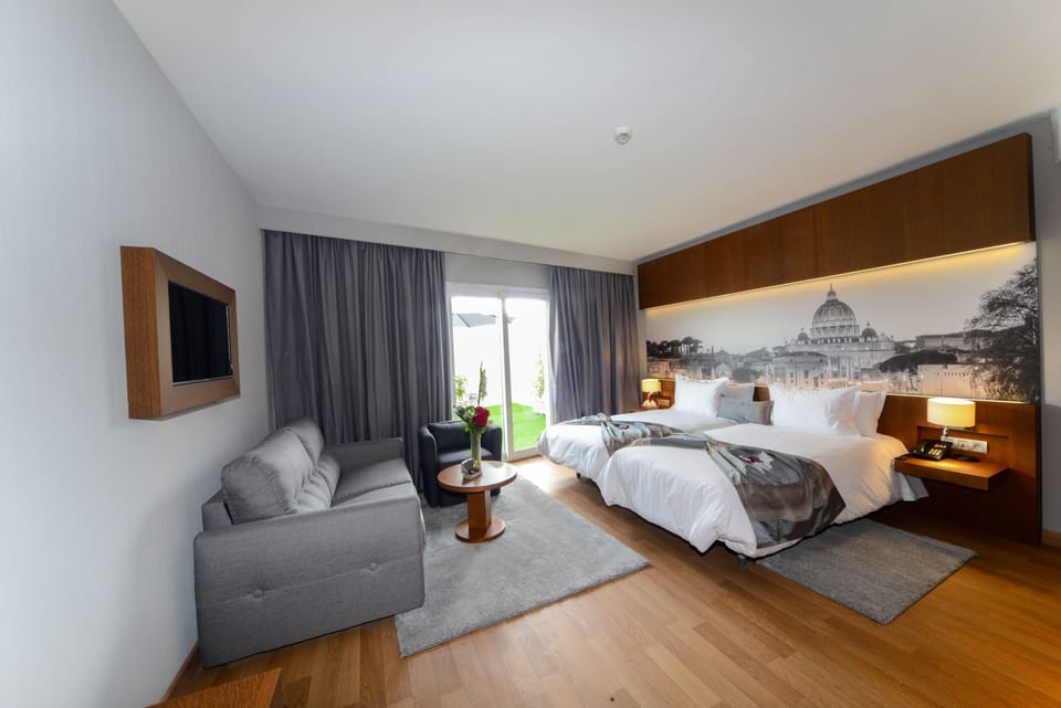 Premium bedding, in-room safe, desk, blackout drapes