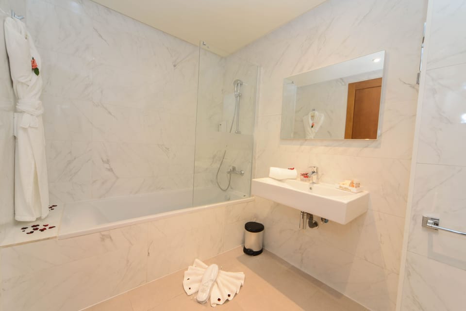 Deep soaking tub, free toiletries, hair dryer, bathrobes