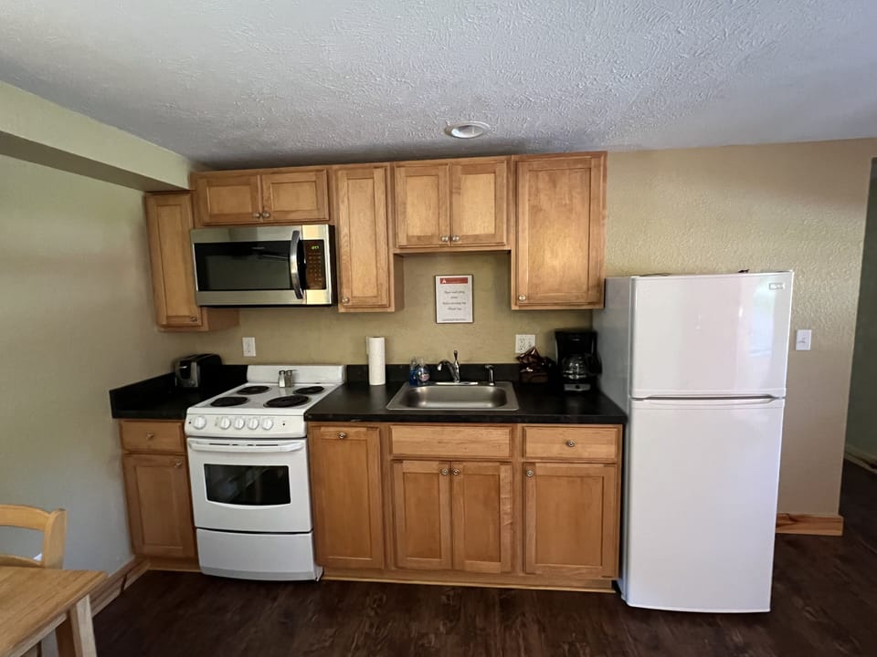 Suite, 1 Bedroom, Non Smoking, Kitchen | Private kitchen | Full-size fridge, stovetop, coffee/tea maker, cookware/dishes/utensils