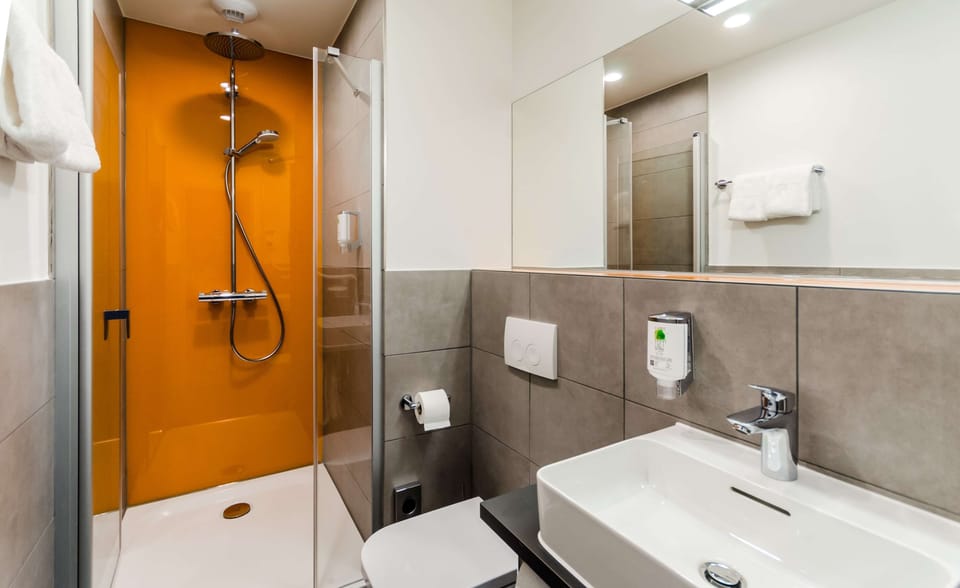 Standard Room, 1 Double Bed | Bathroom | Shower, rainfall showerhead, eco-friendly toiletries, hair dryer